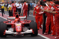 Michael freut sich mit Teammitgliedern