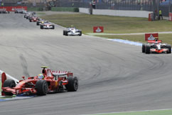 Felipe hält Abstand auf Kovalainen
