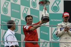Stefano Domenicali mit Konstrukteurs-Pokal
