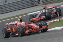 Felipe fährt vor Hamilton