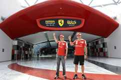 Felipe und Alonso zeigen auf die Neue Ferrari World 