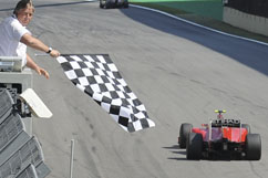 Fernando geht als Dritter durchs Ziel