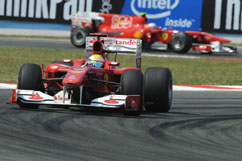 Felipe vor Fernando gegen Ende des Rennens