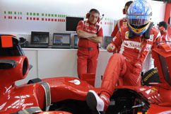 Fernando steigt in sein cockpit